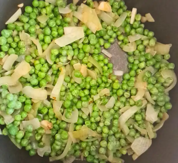 Easy Green Pea Soup Recipe with Fresh Basil — A Bright, Creamy Twist 21 Easy Green Pea Soup Prep 02