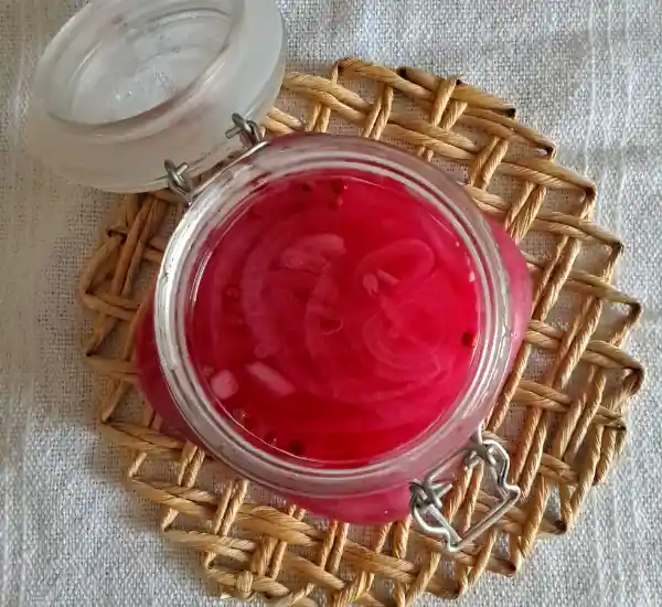 Easy Pickled Red Onions Recipe (No Canning Needed!) 23 Pickled Red Onions Featured 01