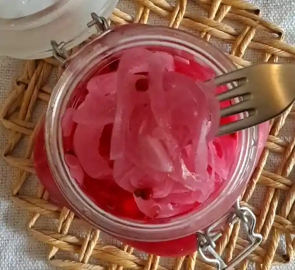 Easy Pickled Red Onions Recipe (No Canning Needed!) 37 Pickled Red Onions Featured 02