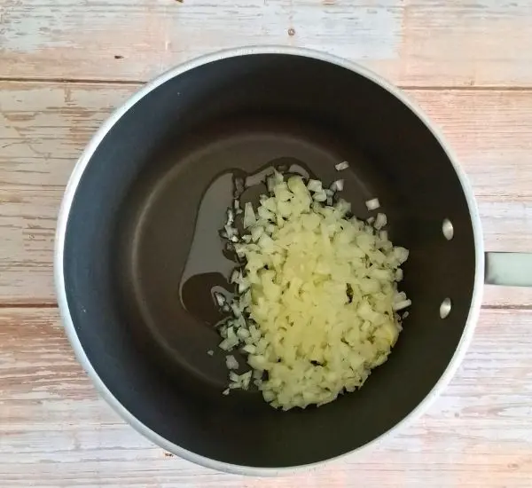 Homemade BBQ Sauce with Caramelized Onions – Sweet, Tangy & Ready in 25 Minutes 21 Homemade BBQ Sauce with Caramelized Onions Prep 01