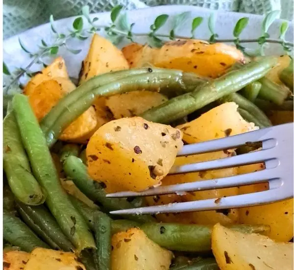 Roasted Green Beans and Potatoes Featured 01 (2)