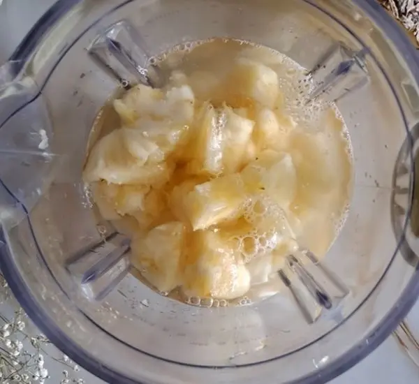 blending-pineapple-with-water-and-sugar