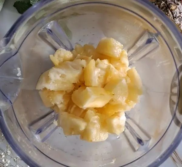 chopped-fresh-pineapple-in-blender