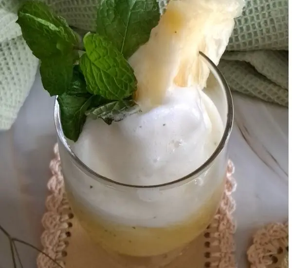serving-cold-pineapple-juice-with-mint-garnish